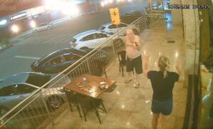 Nas imagens é possível ver o agente da Polícia Civil do DF apontar uma arma para delegada durante confusão