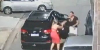 Nas imagens, o policial aparece dando uma série de socos no rosto da mulher e em seguida atirando nela