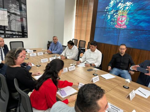 Dr. Milton Ferreira e Gabriel Abreu (ambos de camisa clara), durante a reunião com o prefeito Ricardo Nunes