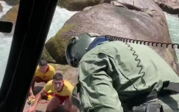 Salvamento foi feito pelo Grupamento de Bombeiros Marítimos (GBMar), com apoio de helicóptero da PM e de surfistas voluntários. 