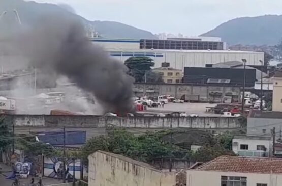 Fumaça gerada pelo incêndio nas proximidades do Porto de Santos