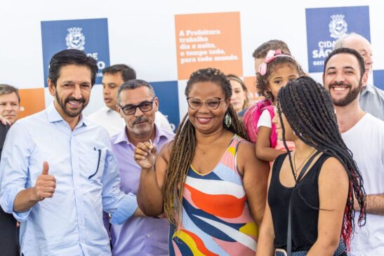 O prefeito Ricardo Nunes durante entrega de conjunto habitacional onde ficava a favela Funchal