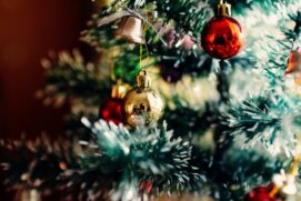 Cada vila tem decoração temática, árvore de Natal, Papai Noel, pista de patinação no gelo e praça de alimentação com food trucks