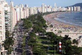 A faixa de terra litorânea costuma apresentar subsolo arenoso e argiloso, menos resistente.