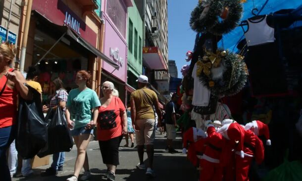 Pesquisa de intenção de compra no Natal mostra que a maioria (60,5%) pretende gastar entre R$ 150 e R$ 450