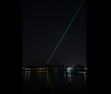 Ao redor do mundo, outras grandes cidades já utilizaram os famosos 'super lasers' para iluminar a noite durante eventos