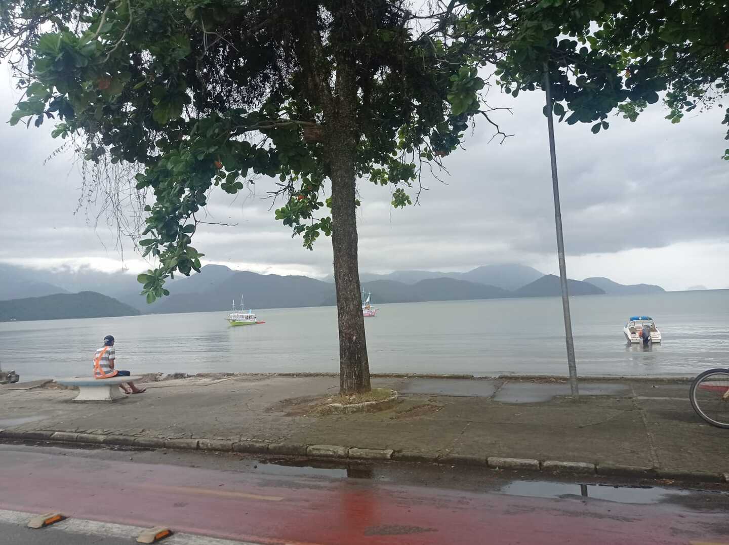 Praia de Itaguá, na região central de Ubatuba, segue imprópria para banho