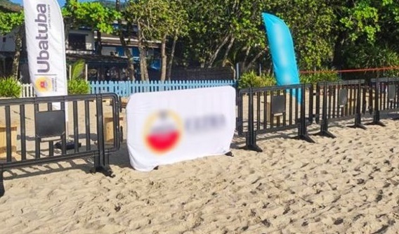 Estrutura que estava sendo montada na praia das Toninhas, em Ubatuba