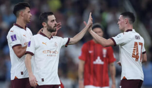 Aos 14, foi a vez de Bernardo Silva aproveitar rebote