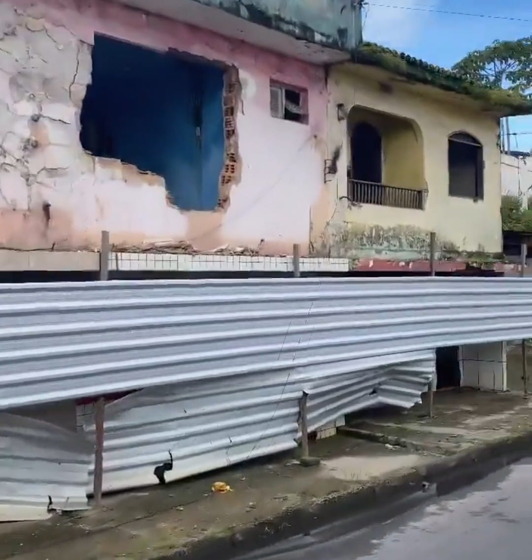 A área já está desocupada e a circulação de embarcações da população está restrita na região da Lagoa Mundaú, no bairro do Mutange, na capital