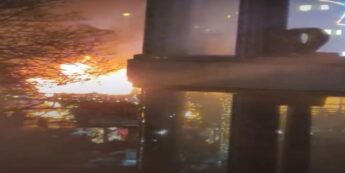 Os bombeiros foram chamados e, enquanto tentavam apagar o incêndio nas barracas, dois pequenos botijões de gás explodiram