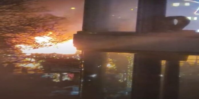 Os bombeiros foram chamados e, enquanto tentavam apagar o incêndio nas barracas, dois pequenos botijões de gás explodiram
