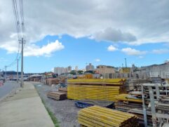 Um dos terrenos que será cedido para estacionamento é o localizado na Avenida Mario Covas Jr, conhecida como Perimetral