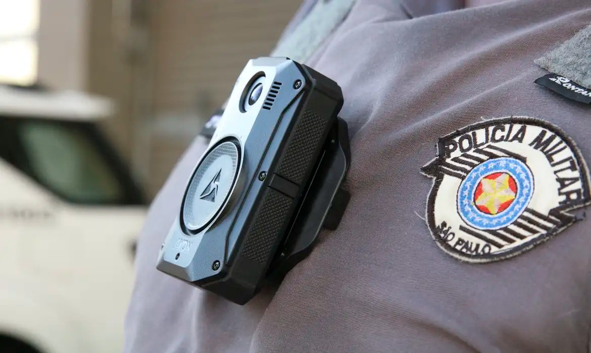 Todas as gravações terá o início e o término realizados por acionamento do policial, local ou remotamente