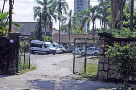 Um dos terrenos da Macuco já vem sendo ocupado pela Prefeitura de Santos como estacionamento de veículos da frota municipal