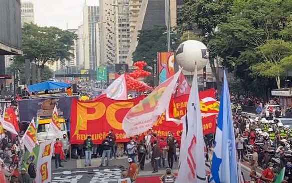 Há um estigma contra comunistas, que são responsabilizados pelo incentivo da luta de classes e o que mais a elite brasileira teme: uma reforma agrária com expropriação das terras sem qualquer tipo de indenização