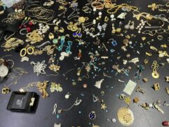 O grupo foi abordado pelos agentes, que encontraram R$ 11,8 mil, valor obtido por meio da venda do lote de objetos como anéis, pulseiras, brincos e correntes
