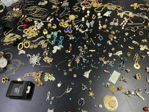 O grupo foi abordado pelos agentes, que encontraram R$ 11,8 mil, valor obtido por meio da venda do lote de objetos como anéis, pulseiras, brincos e correntes