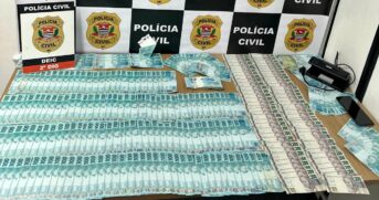 O montante total apreendido foi de R$ 49.500 em notas falsas