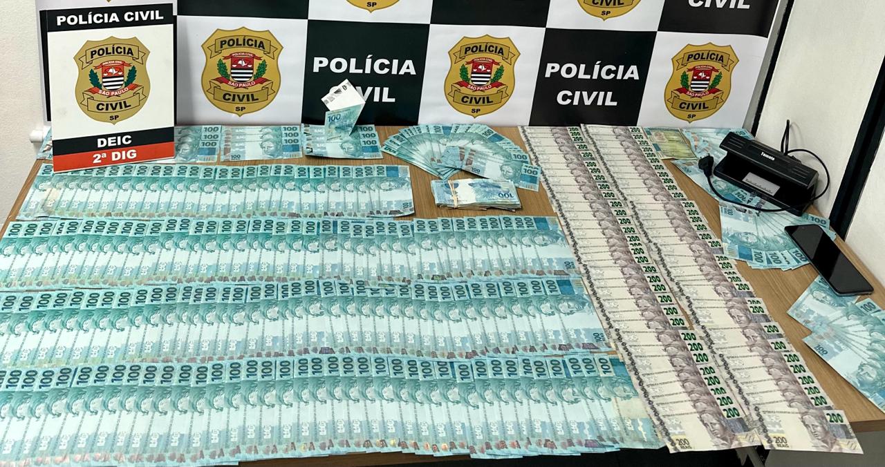 O montante total apreendido foi de R$ 49.500 em notas falsas