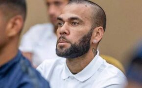 O ex-jogador Daniel Alves, 40 anos, foi condenado a quatro anos e seis meses de prisão