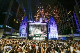 Montado perto da esquina da avenida com a rua da Consolação, na região central da cidade, o palco também teve apresentações de Cláudia Leitte, do Baile do Simonal, com diversos músicos, e da Mocidade Alegre