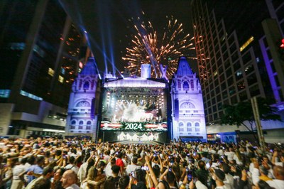 Montado perto da esquina da avenida com a rua da Consolação, na região central da cidade, o palco também teve apresentações de Cláudia Leitte, do Baile do Simonal, com diversos músicos, e da Mocidade Alegre