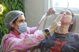 Dra. Erika Kugler (foto), cirurgiã dentista e pioneira na aplicação de ultrassom em procedimentos estéticos na Baixada Santista, explica que é importante respeitar os traços do rosto
