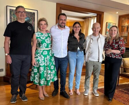 Marta Suplicy, Guilherme Boulos e Rui Falcão com os respectivos cônjuges