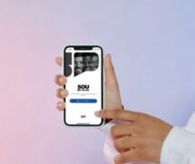 O app oferece uma gama diversificada de serviços e funcionalidades, como consulta a demonstrativos de pagamentos, férias, envio de atestados médicos entre outros
