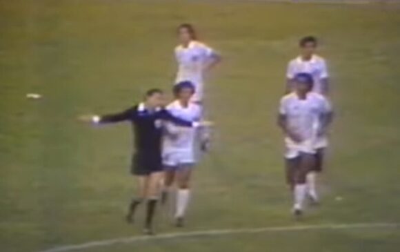 José de Assis Aragão é cercado por jogadores do Santos após marcar gol para o Palmeiras