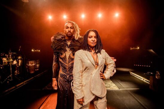 Os artistas Caio Prado e Larissa Luz apresentam homenagem a Elza Soares