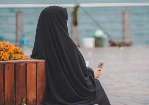 Só a ignorância é capaze de impedir as mudanças, sejam elas estruturais ou comportamentais como a de permitir que as mulheres iranianas decidam se devem ou não andar cobertas por um véu