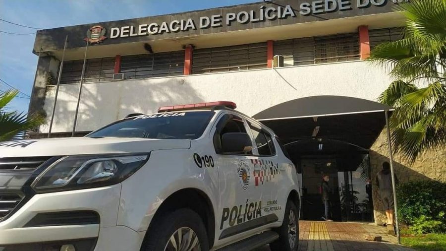 O homem foi visto e abordado na área comum do prédio