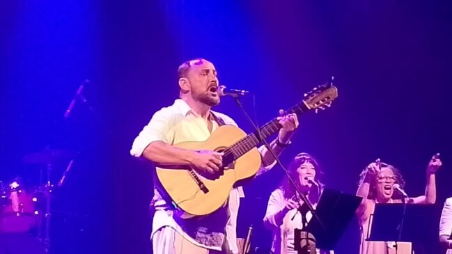 Douglas Germano durante a apresentação de Escumalha, no Sesc Consolação