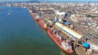 A rota pelo Canal do Panamá é responsável por aproximadamente 10% do comércio global