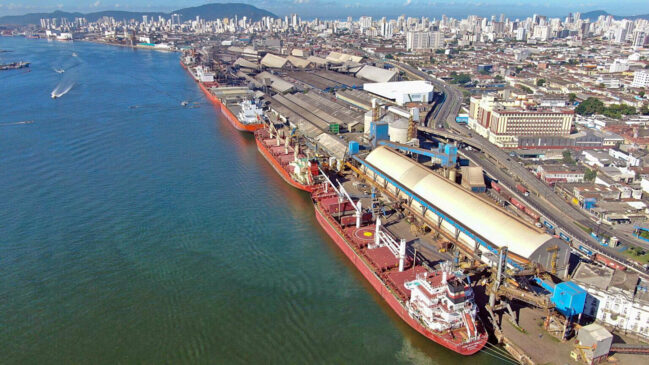 A rota pelo Canal do Panamá é responsável por aproximadamente 10% do comércio global