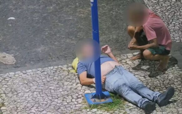 Homem se aproxima de idoso que passou mal em Franca, no interior de São Paulo
