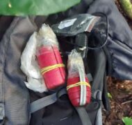 Foram encontrados duas granadas explosivas, um carregador alongado de pistola, além de outros itens