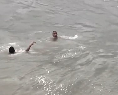 Momento em que jovens são resgatados em Mongaguá