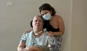 Isabella Aglio, 27, filha do baixista Mingau, da banda Ultraje a Rigor, mostra recuperação do pai