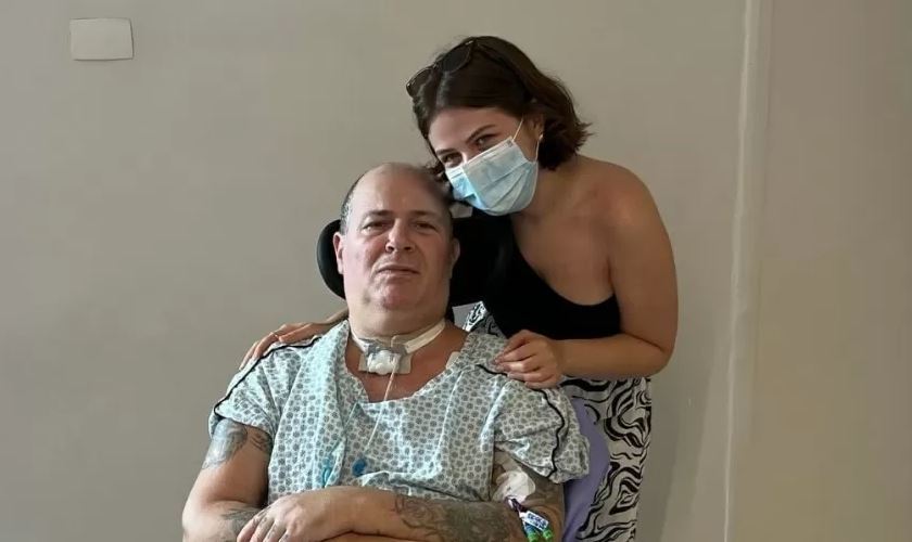 Isabella Aglio, 27, filha do baixista Mingau, da banda Ultraje a Rigor, mostra recuperação do pai