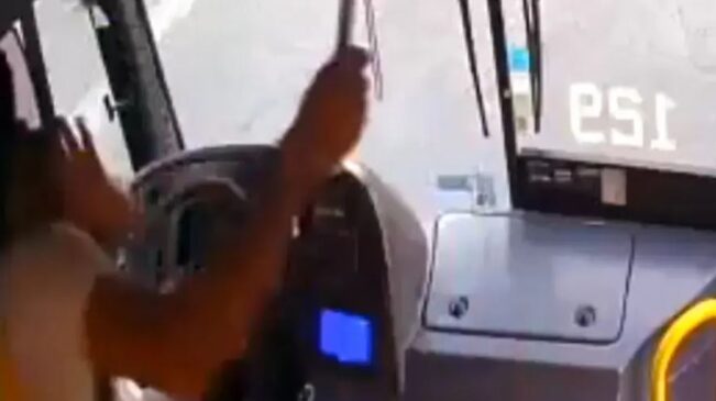 A polícia foi acionada e negociou a libertação do motorista, que ficou refém por quase 1 hora