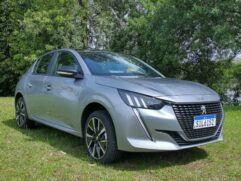 O peso de 1.102 quilos é um dos fatores que ajudam no desempenho do motor T200 no Peugeot de 208