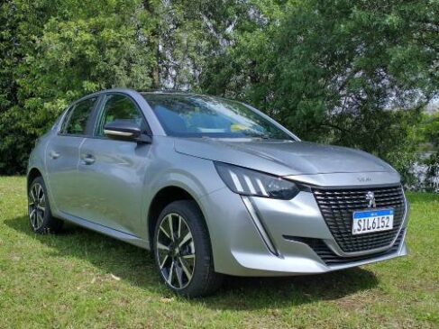 O peso de 1.102 quilos é um dos fatores que ajudam no desempenho do motor T200 no Peugeot de 208