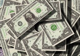 Por volta das 12h17, o dólar recuava 0,11%, a R$ 4,9659, depois de ter subido na para R$ 4,97 na véspera, em alta de 0,27%