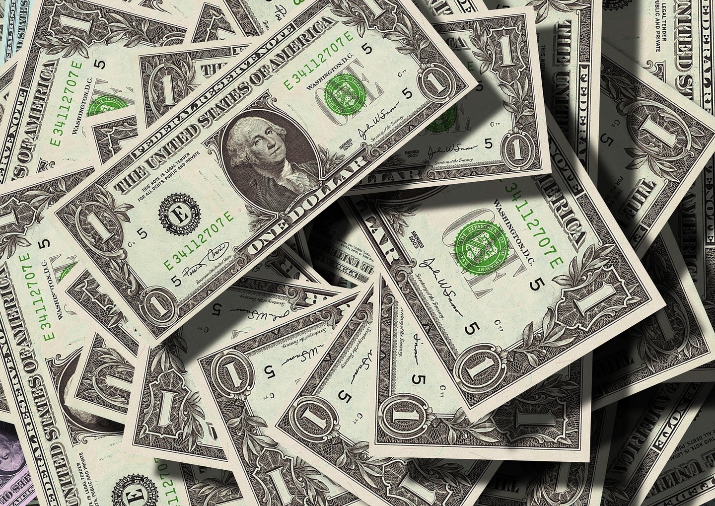 Por volta das 12h17, o dólar recuava 0,11%, a R$ 4,9659, depois de ter subido na para R$ 4,97 na véspera, em alta de 0,27%