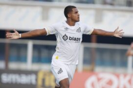 Nos minutos finais do primeiro tempo, o Peixinho abriu o placar com bonito gol de Enzo Monteiro de cabeça