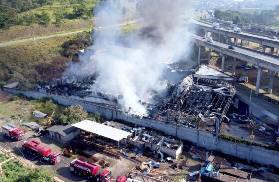 Rescaldo do incêndio em empresa de produtos químicos em Embu das Artes, na Grande São Paulo