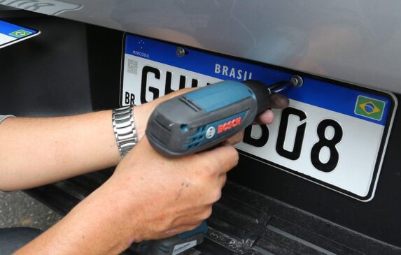 Circular sem a placa é considerada uma infração gravíssima, de acordo com o Código de Trânsito Brasileiro (CTB), resultando em 7 pontos na carteira, multa no valor de R$ 293,47